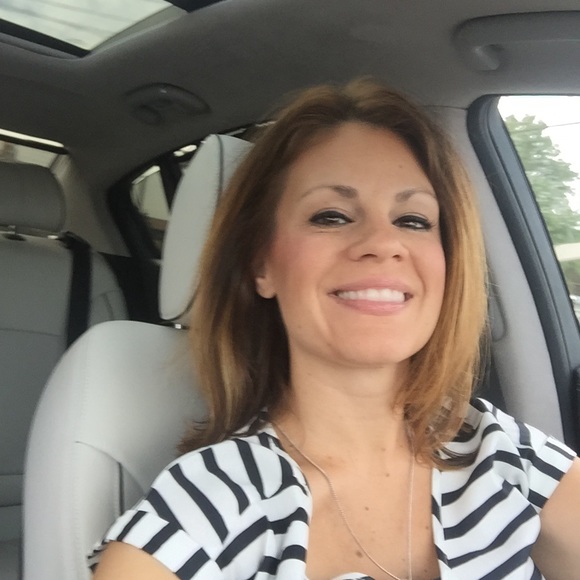 Meet your Posher, Nicole - Picture 1 of 1